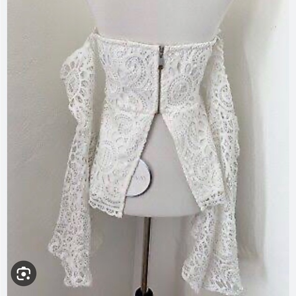 🎬 Runway the label sierra lace off the shoulder bell sleeve crop top blouse - Picture 10 of 12